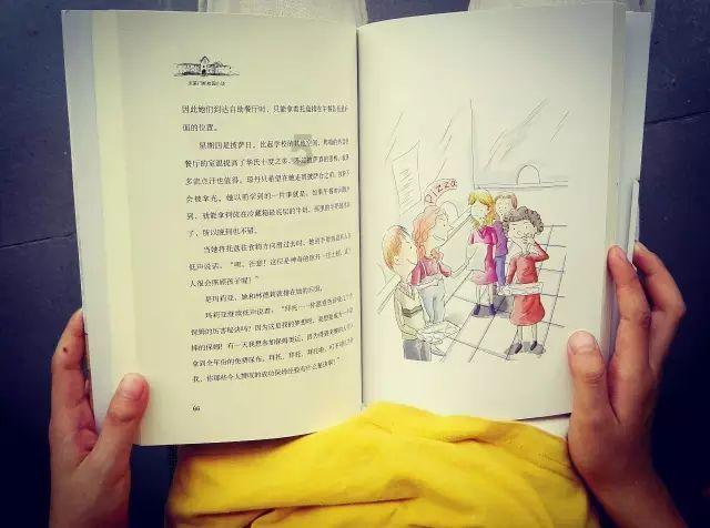逃离残破的机舱
