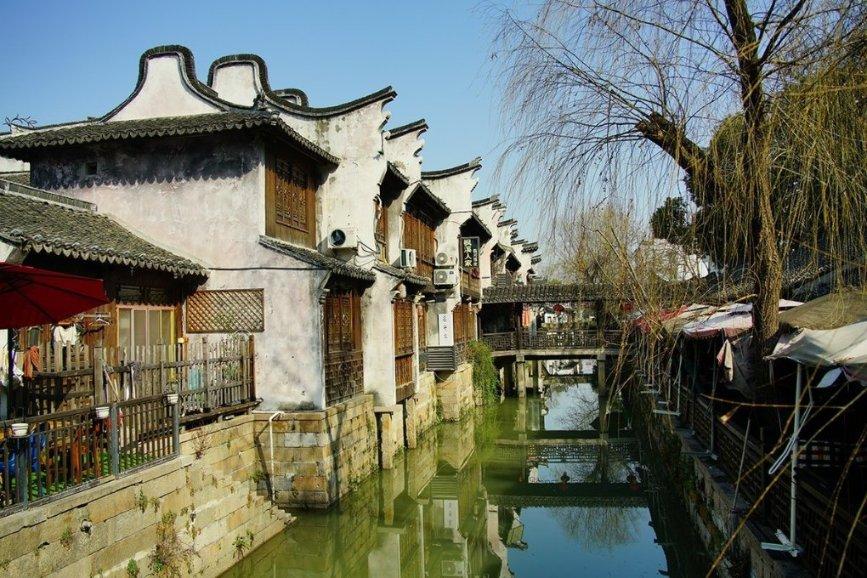 飞跃沙丘的小球