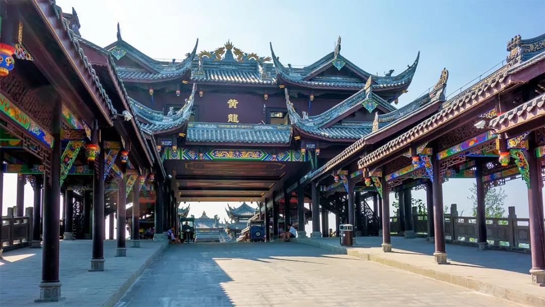 “海南自贸港-西部陆海新通道”多式联运新模式“铁路箱下水”成功首发
